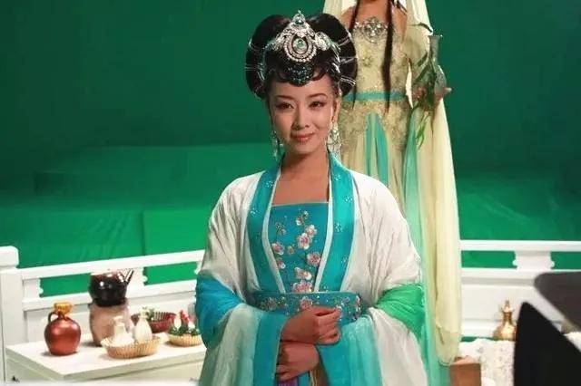 嫦娥|同样演仙女,神颜热巴被全网吐槽,她却成为美到上天的白月光?