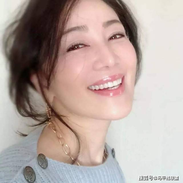 自律|52岁阿姨拿下选美大赛冠军,冻龄身材如同20岁,自律才能抵抗衰老