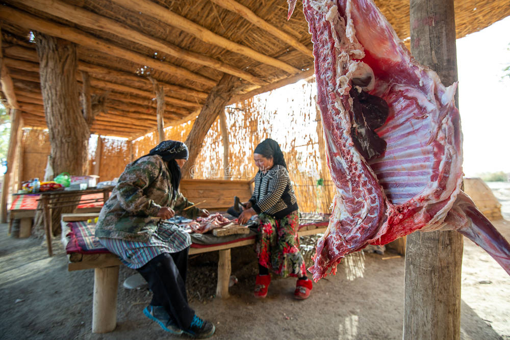 去新疆吃一只“烤全羊”多少钱？在路边摊买了一只，结账时惊呆了