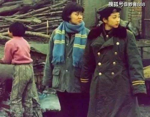 80年代历史老照片:罪犯枪毙现场被吓晕,漂亮女囚吃生前最后一顿饭