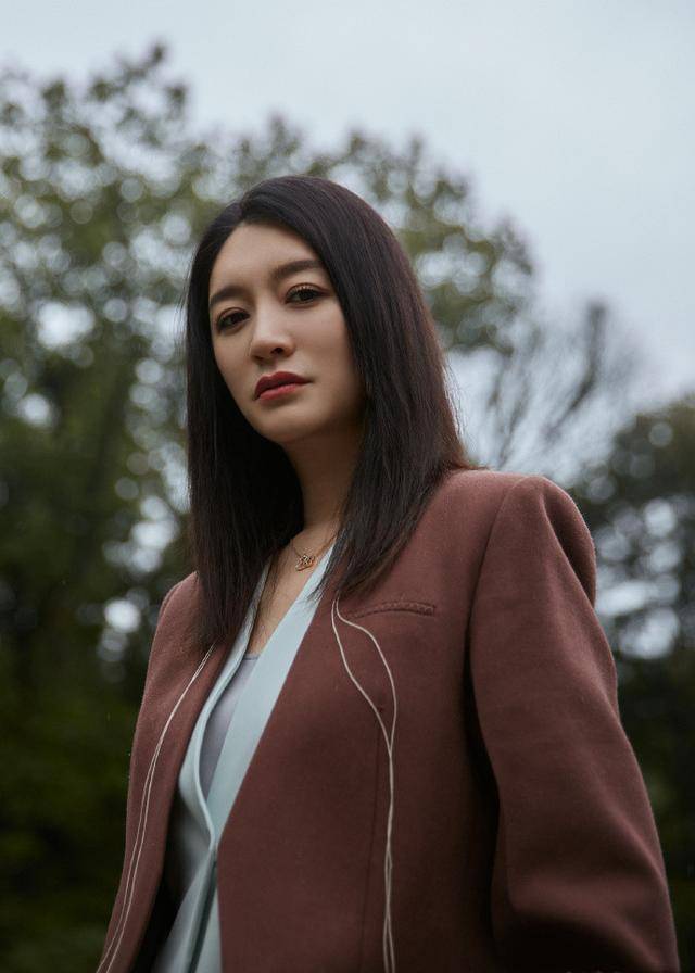 原创城市之星"最佳女演员"李小冉,穿深色西装有颜有演技,惊艳了