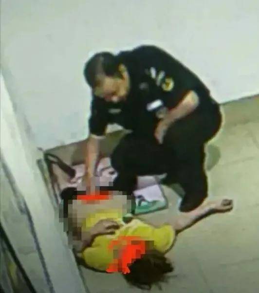 广西少女深夜醉酒回家，遭小区保安扒衣：你大
