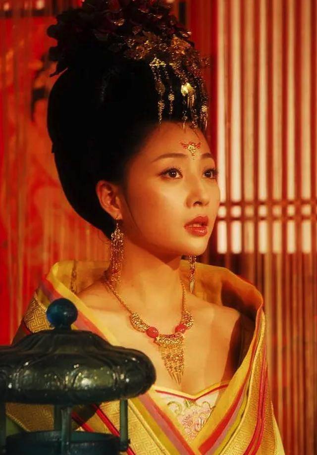 《涩女郎》红毯照曝光,殷桃水肿被批像男人婆