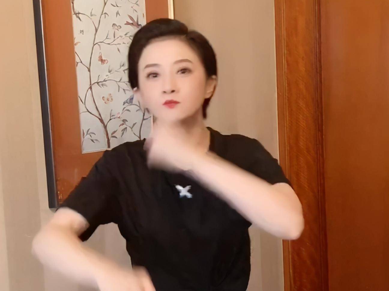原创绯闻男友都结婚了,40岁金铭还单着,短发乱糟糟被嘲像大妈