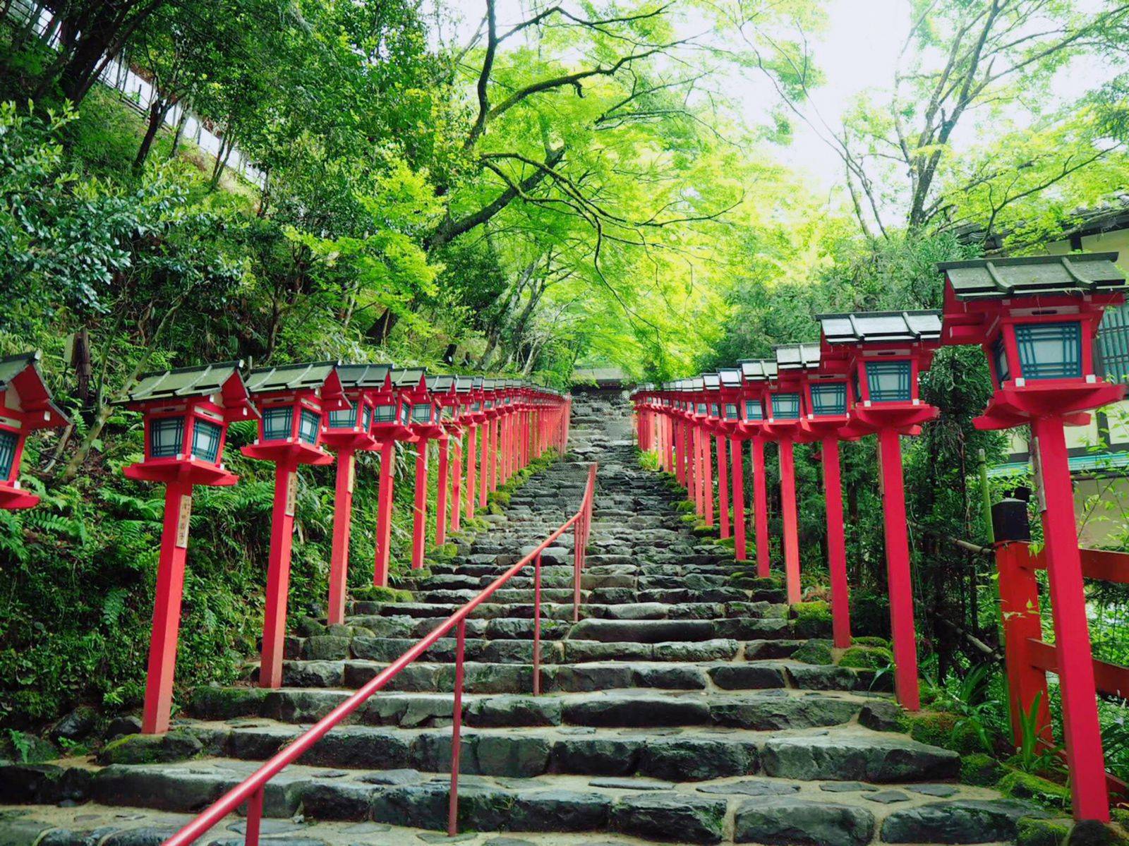 贵船神社最为出名的是川床料理,不过神社前长长的石阶,以及两旁朱红色