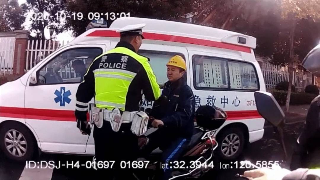 如皋男子当街拳打交警暴力抗法，审讯室里倍感