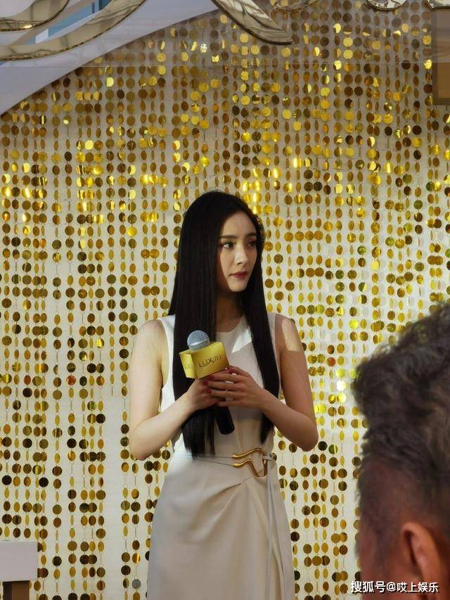 郭碧婷|杨幂黑长直造型亮相，穿长裙频频撩发，气质惊艳撞型郭碧婷