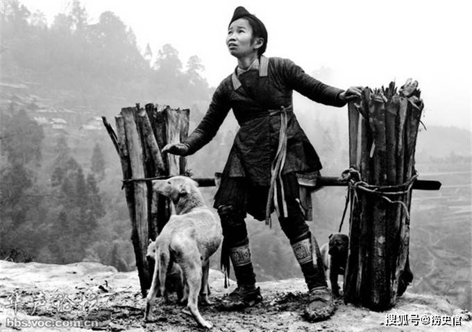 上世纪八九十年代,贵州岜沙人的生活还很贫穷落后