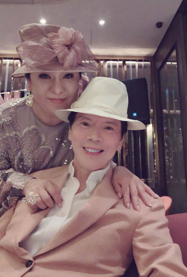 锥子脸|61岁向太少女心足！拍照爱把自己P成锥子脸，第一美模颜值成过去