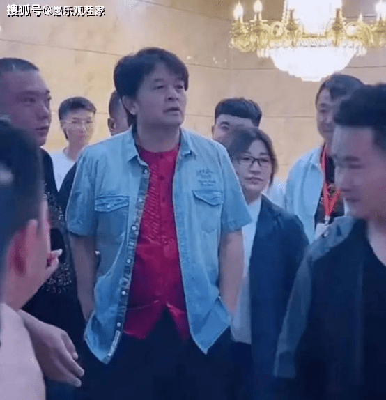 质疑|原创61岁毕福剑再次现身商演，一件短袖穿9年，被质疑经济状况不太好
