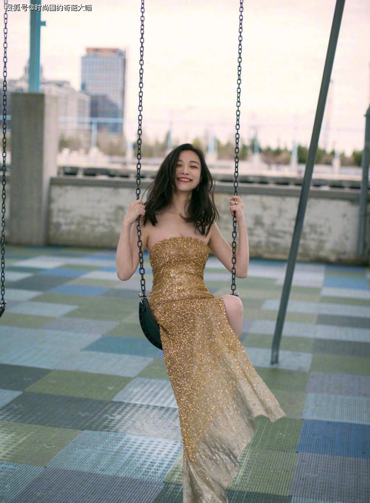 拖鞋|倪妮气质真贵气！拖鞋配礼裙也优雅，昂首挺胸美得就跟黑天鹅似的