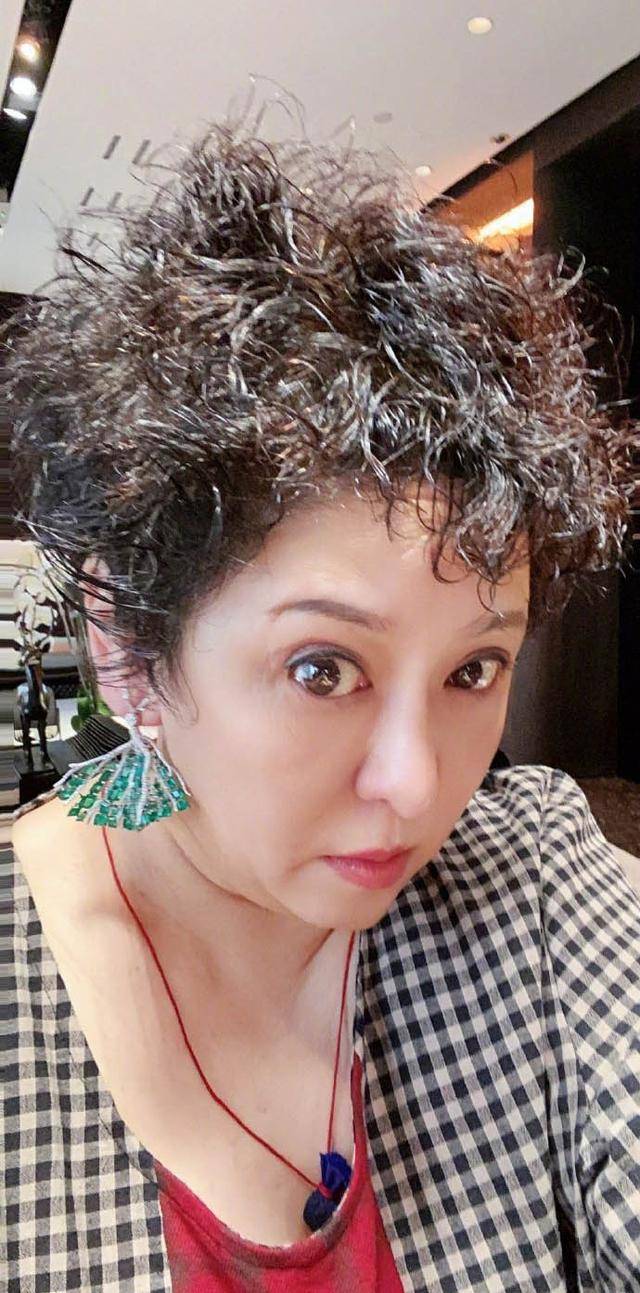 锥子脸|61岁向太少女心足！拍照爱把自己P成锥子脸，第一美模颜值成过去