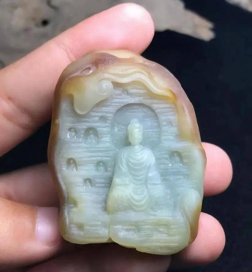 品相普通的大马坎翡翠原石,看玉雕师如何化腐朽为神奇