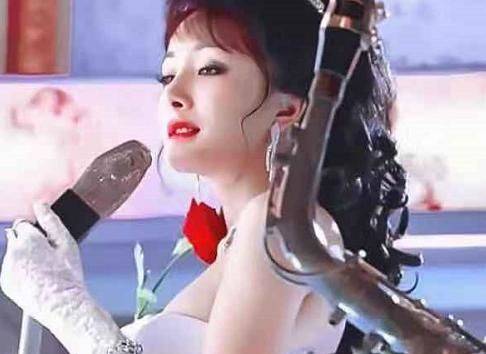 杨幂首次挑战夜店装,被导演故意关滤镜,看到全身照再也不羡慕了