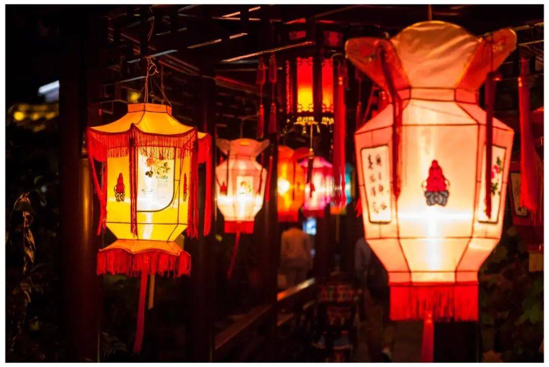 多元"夜经济"活动,激发消费新活力_灯彩