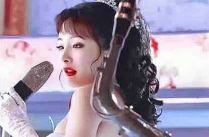 杨幂首次挑战夜店装,被导演故意关滤镜,看到全身照再也不羡慕了