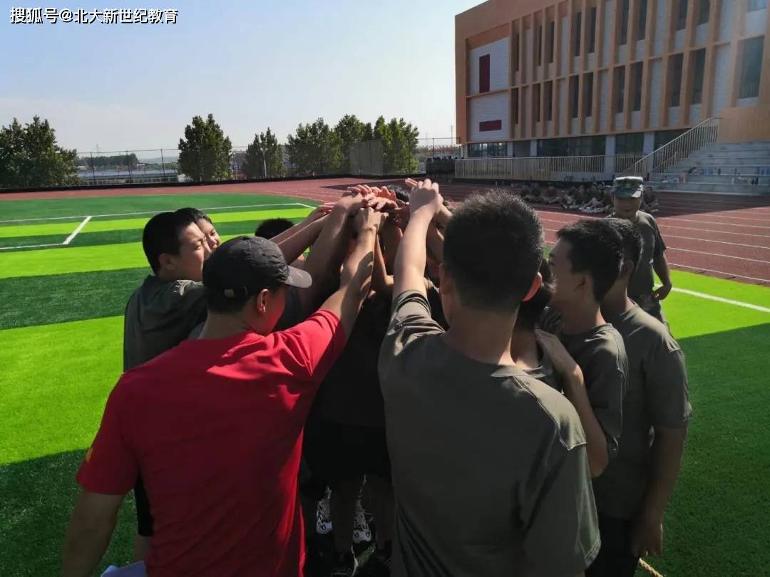 "苦"中作乐 青春激昂 ——北大新世纪章丘实验学校军训纪实