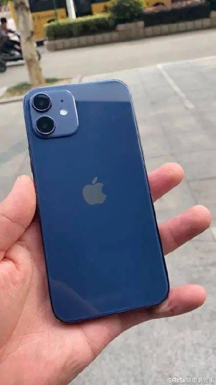 听说iphone12蓝色真机翻车了网友我天丑的好彻底