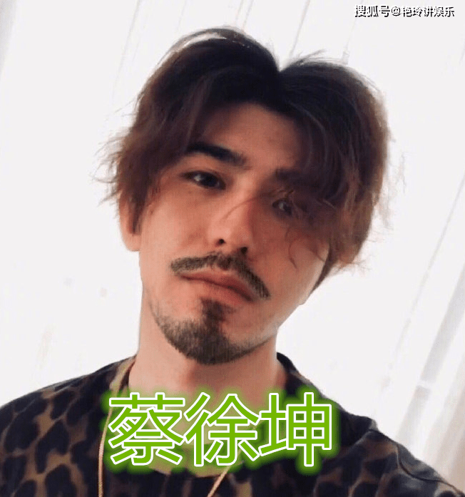 蔡徐坤留胡子,千玺留胡子,李现留胡子,看到王俊凯:男友力十足!