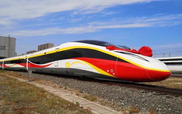 我国时速400公里跨国互联互通高速动车组下线
