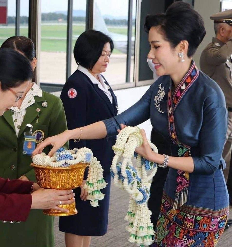 妮娜|泰王衰老太快，68岁动作迟缓走路不稳，苏提达两套套装穿出好身材