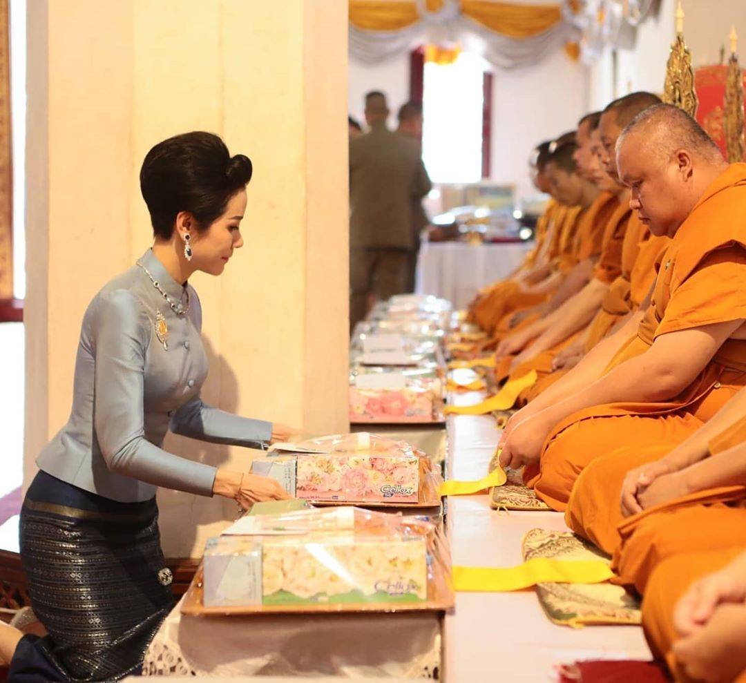 妮娜|泰王衰老太快，68岁动作迟缓走路不稳，苏提达两套套装穿出好身材