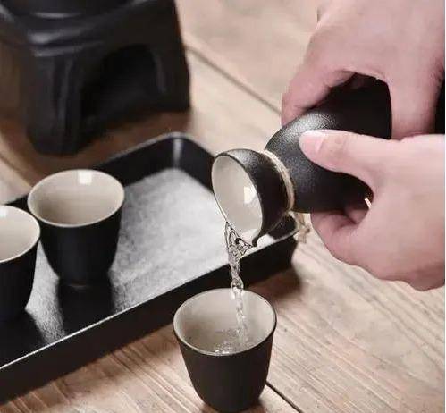 酒桌上|?酒桌上学会斟酒!