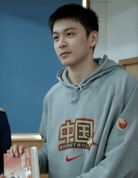 消音|爆粗口被全程消音上热搜，脸却帅成颜值天花板…