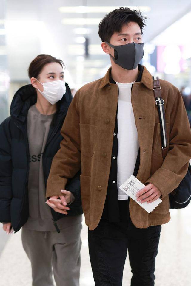 何超莲|何超莲穿短裙网袜秀好身材，携男友拍大片，大赞窦骁是“帅狍子”