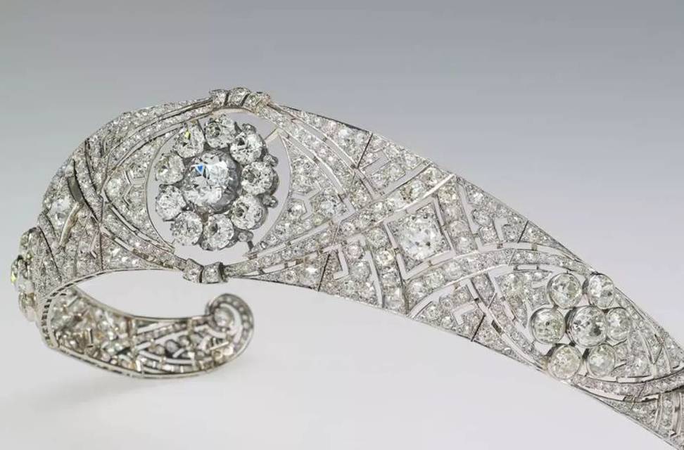 梅根|查尔斯跟梅根分享穿搭心得，还根据多年经验，为她出访首饰提建议