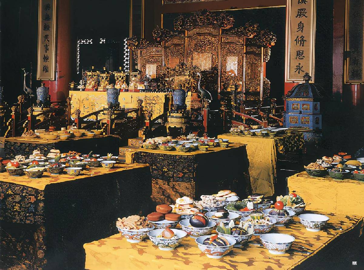 清朝皇帝一天只吃两顿饭，饿了怎么办？并且喜欢的菜不能吃第四口_凤凰网视频_凤凰网