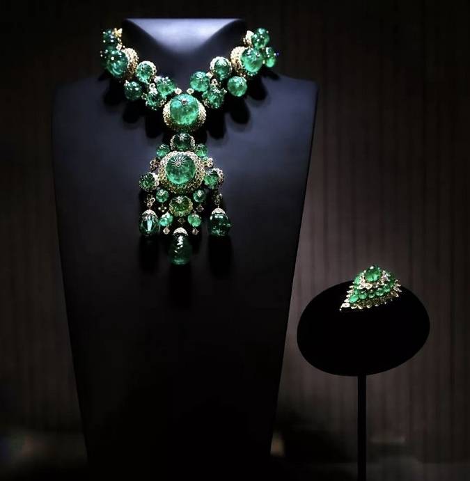 珠宝|梵克雅宝胸针艺术展，从彩宝中塑造珠宝的美，教你如何戴胸针！
