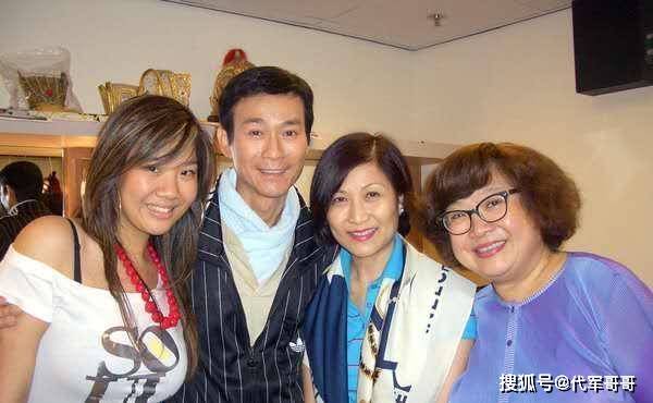 33岁郑欣宜近况曝光,如今用手机约会软件相亲