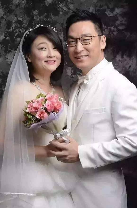 原创她曾红极一时,却因病发福容貌大变,老公默默守护她27年不离不弃
