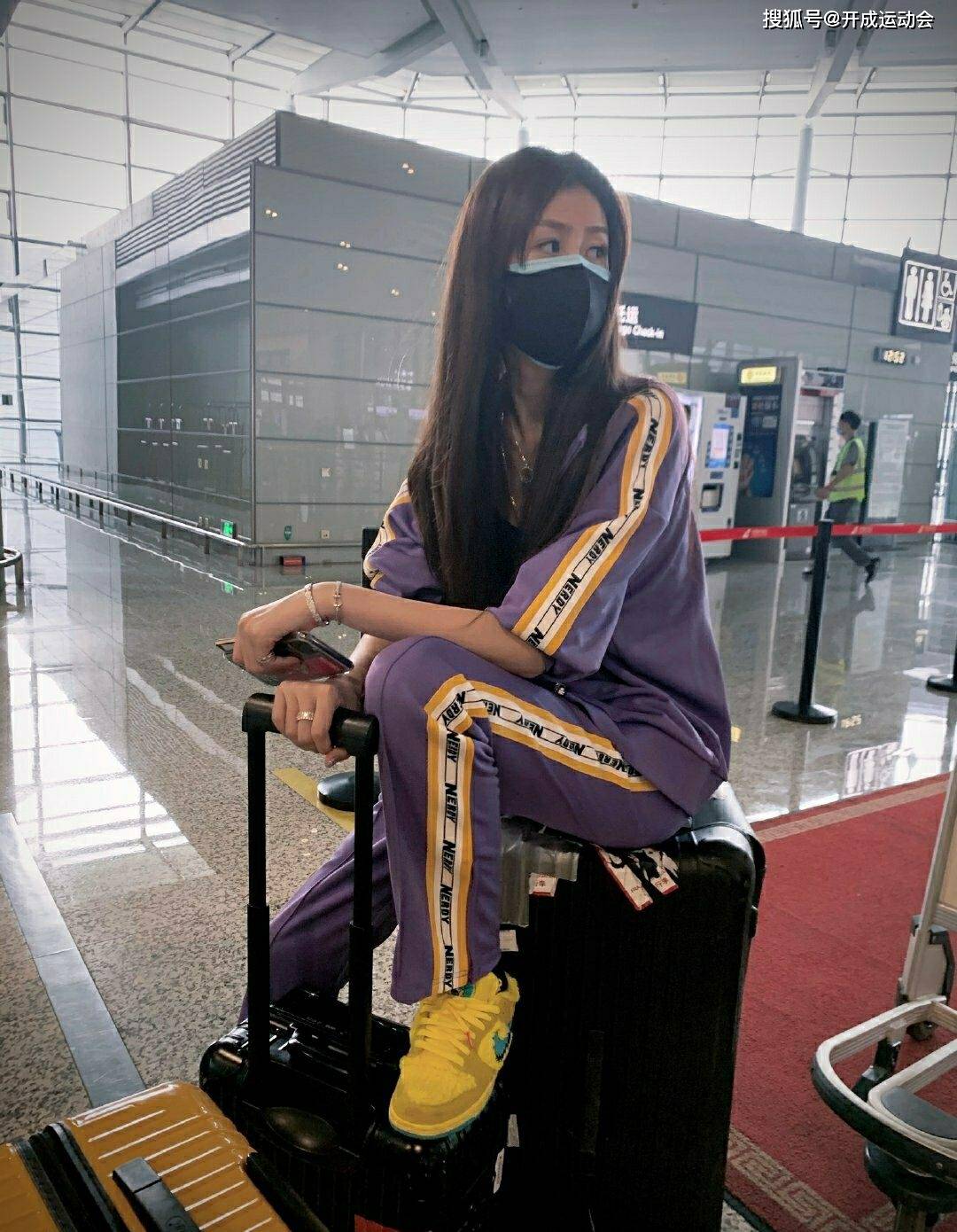 陈露|北控孙悦不幸崴脚，其妻陈露一件黑色吊带背心，玲珑剔透，时尚又圣洁