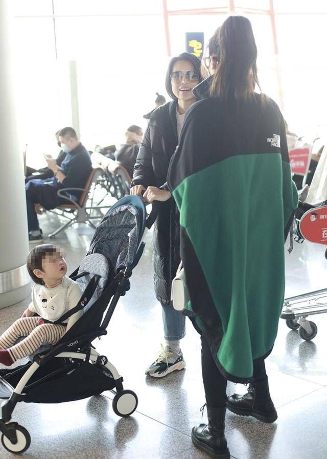 机场|原创胡杏儿带娃现身机场,偶遇黄梦莹热聊,儿子好奇张望萌态十足
