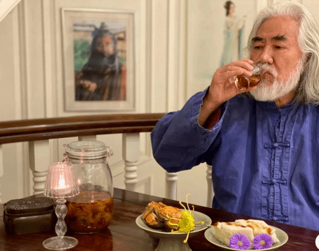 69岁张纪中过重阳节,被小娇妻插一头菊花
