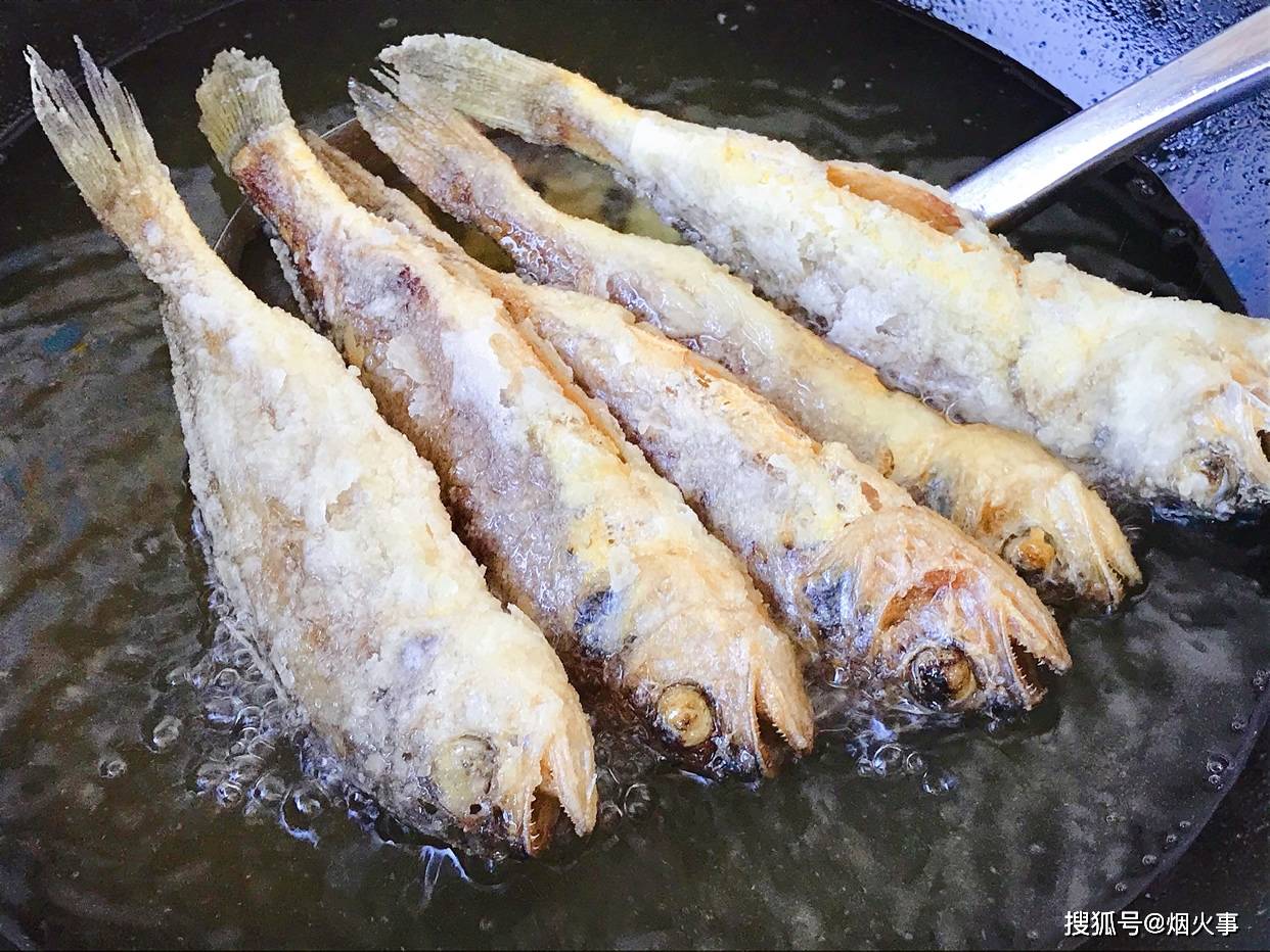 干辣椒|试试这样做，贴饼子蘸鱼汤超香，别提有多好吃小黄鱼别再炸着吃