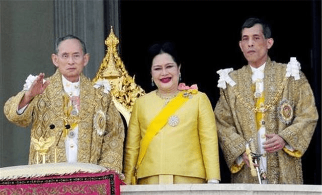 泰国国王王后 7b278f6ea74f4cd6b5e2ef9b40bc8533.png