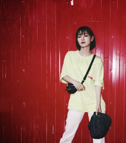 服装|段奥娟开始大胆穿了，露肩衣秀美肩，完全看不出00后模样