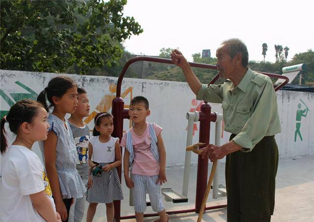 王二小墓地现状:葬于牺牲处,儿时玩伴守墓59年