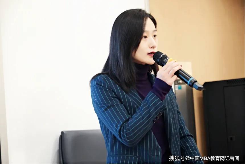 开学第一课此次典礼由云南能投同等学力项目负责人邹程媛老师主持.