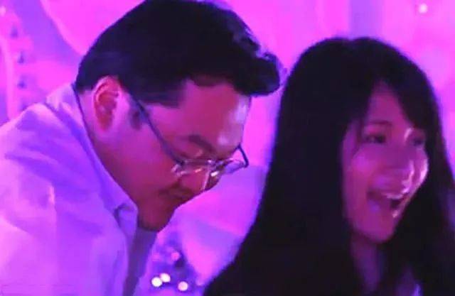 卷走国库数十亿美元，只为泡遍女明星？“大马