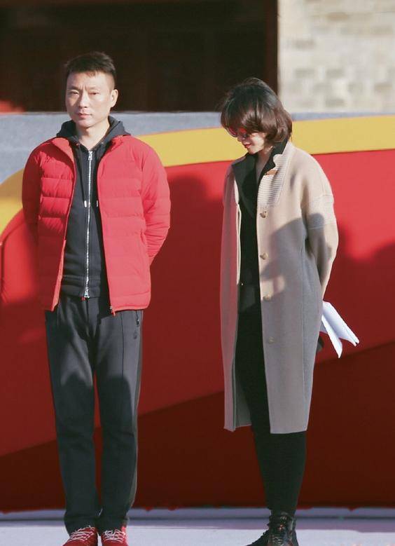 董卿奔|董卿奔五年纪也时髦，呢大衣叠搭黑色西装，干练有范，气质无敌了