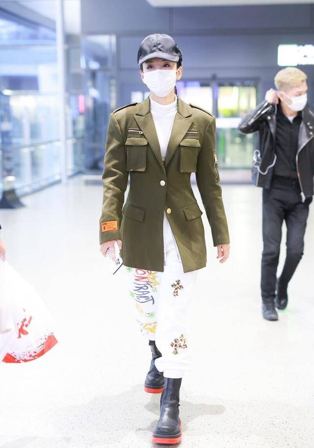 黄奕|黄奕43岁不见老！穿军西装混搭卡通运动裤，又美又酷魅力挡不住