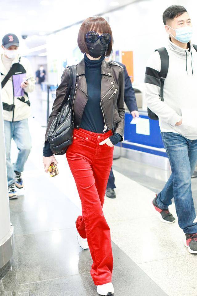 机车|50岁鲁豫真不服老，穿机车皮衣配条大红裤，视觉冲击力有点大