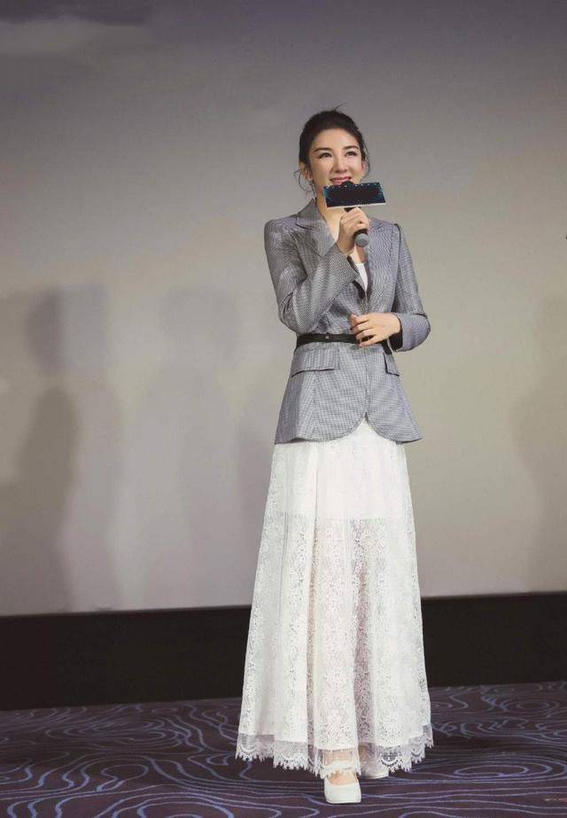 黄奕|黄奕43岁不见老！穿军西装混搭卡通运动裤，又美又酷魅力挡不住