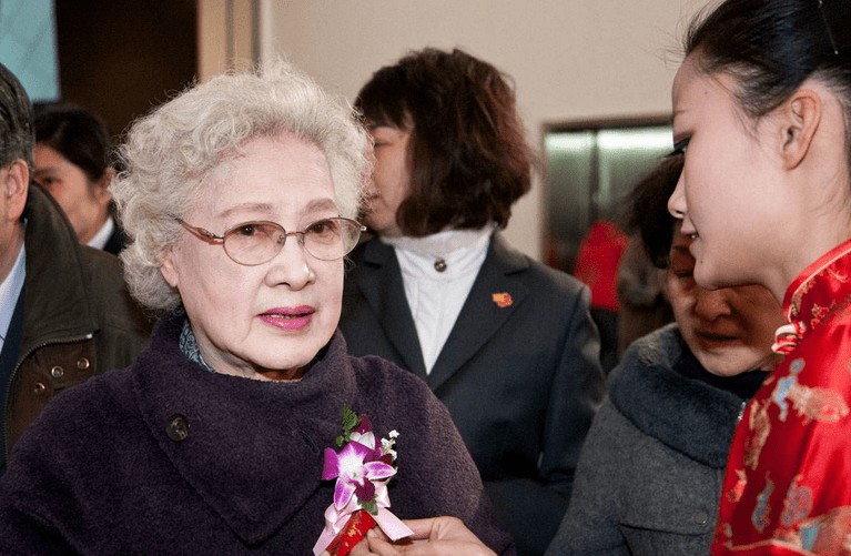 原创秦怡被称为中国最会保养的女人,98岁高龄仍旧美得发光,秘诀是啥