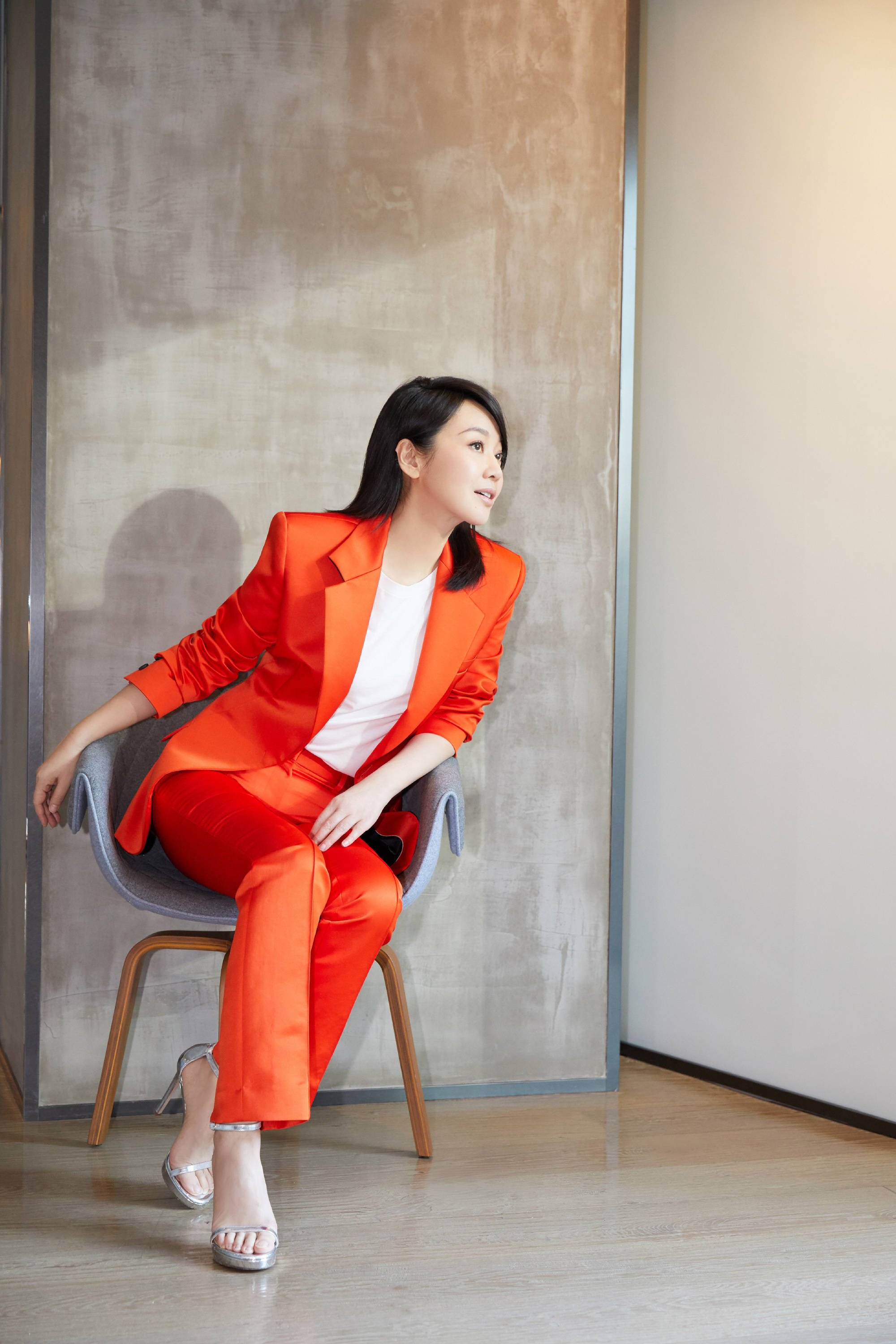 卫衣配紧身裤,身材保养功底厉害,闫妮机场造型年轻似少女_黑色