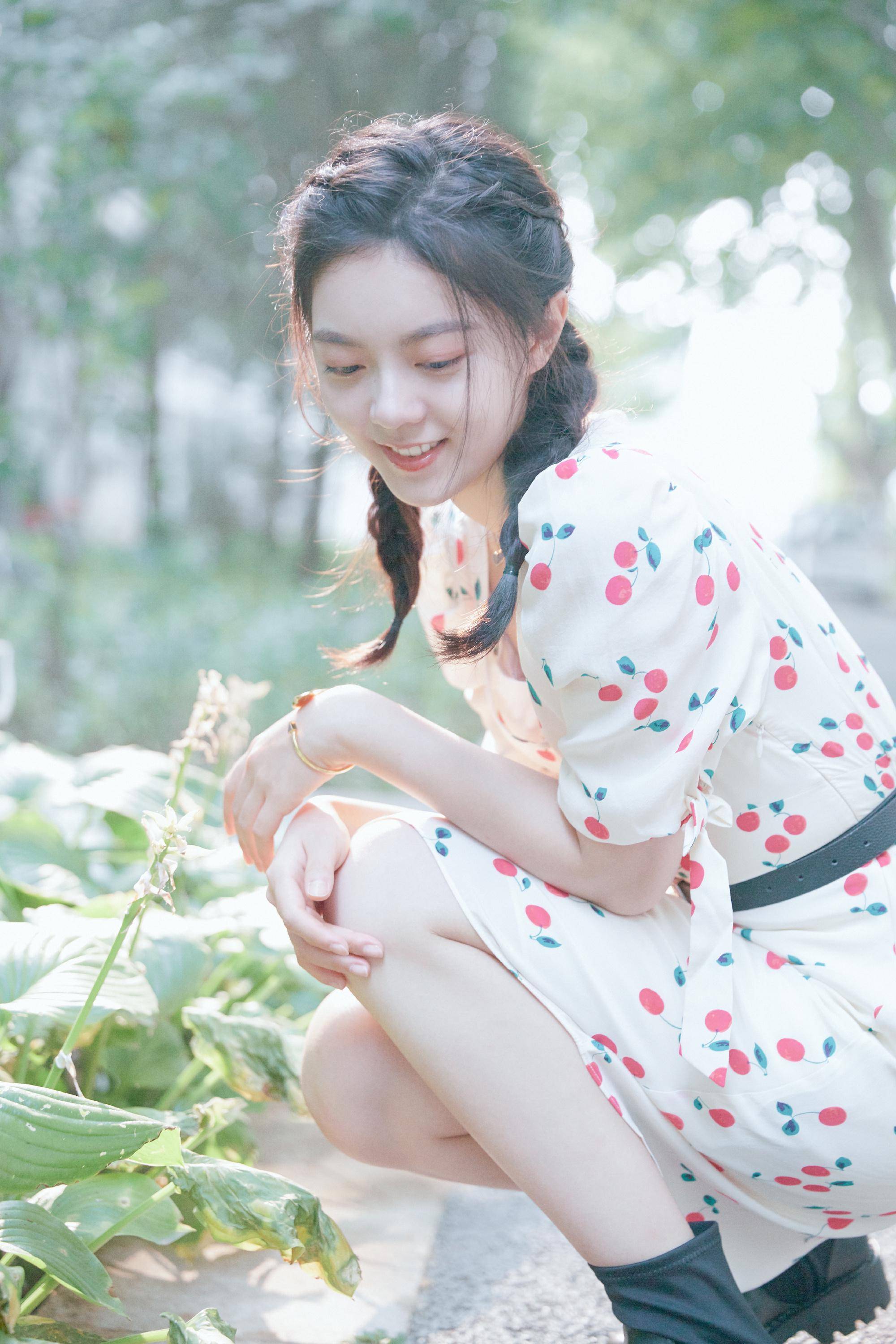 "林妙妙"长大啦,赵今麦迎18岁生日,红色亮片连衣裙甜美动人